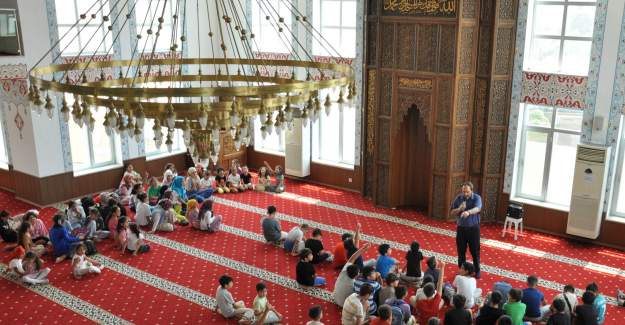İlçe Müftüsü Dr. İhsan İlhan, Fatma Zehra Köroğlu Camii yaz Kur’an Kursunu Ziyaret etti.