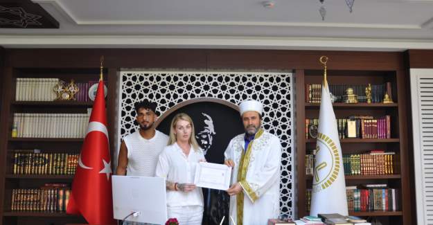 İsveç vatandaşı Malin Dahlberg Müslüman Oldu