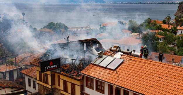 İtfaiyenin Erken Müdahalesi Kaleiçi’nde Facianın Önüne Geçti