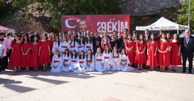 Alanya’da Cumhuriyet Bayramı Coşkusu Yaşandı | 29 Ekim Kutlamaları İskele Şelale Meydanı’nda