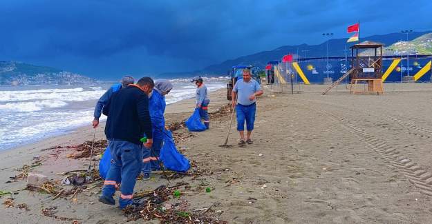Alanya’da sağanak sonrası sahil temizliği seferberliği