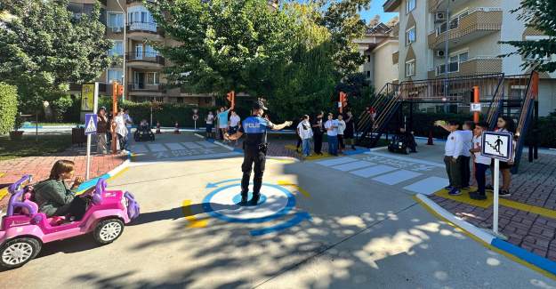 Öğrencilere Trafik Eğitimi Verildi