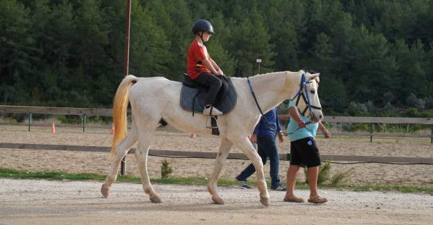 Alanya Belediyesi’nden Engelli Bireylere Binicilik Eğitimi