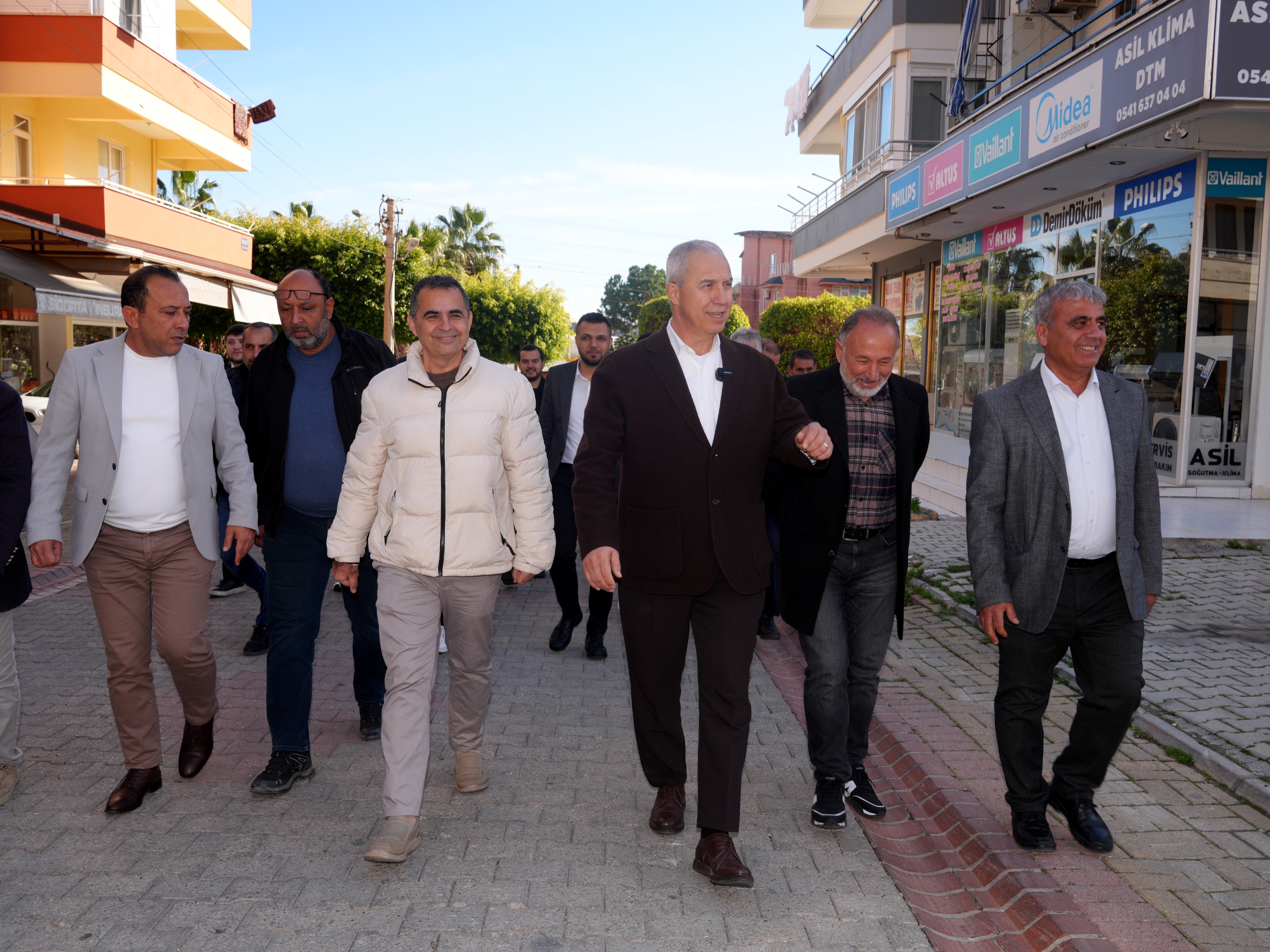 Alanya Belediye Başkanı Osman Tarık Özçelik Avsallar’da Sahaya İndi