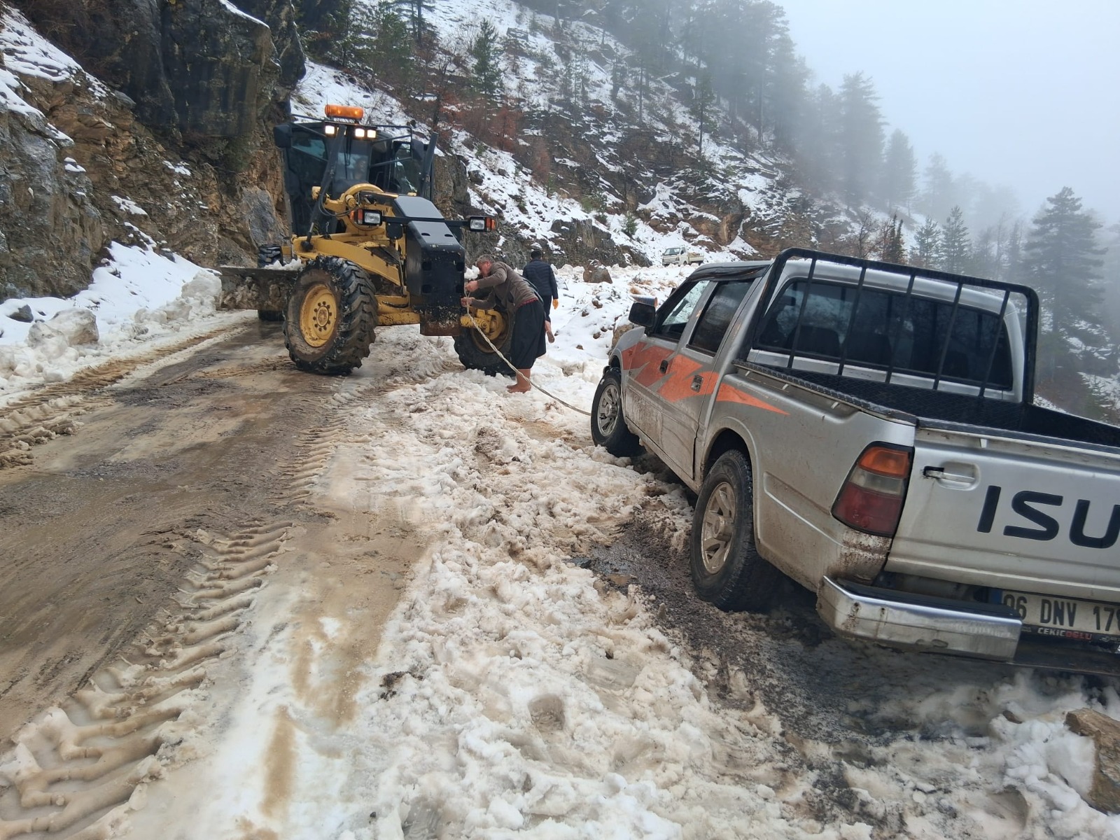 Antalya Büyükşehir Belediyesi Taşatan Yolunda Seferber Oldu: Mahsur Kalanlar Kurtarıldı