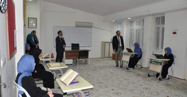 Müftü İlhan Emin Özmüftüoğlu Kız Kur'an Kursu'nu Ziyaret Etti