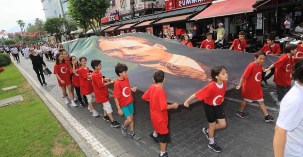 19 Mayıs Atatürk'ü Anma Gençlik ve Spor Bayramının 105. Yılı Alanya'da Coşkuyla Kutlandı