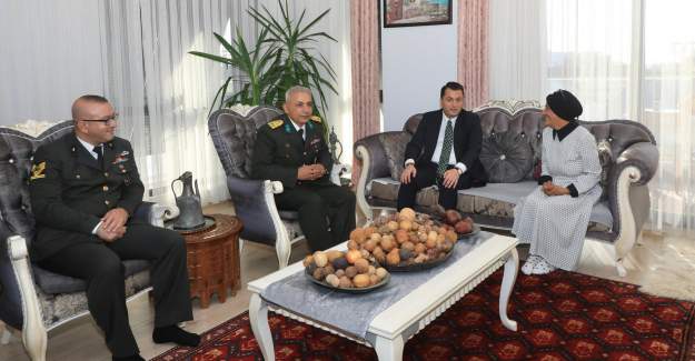 Kaymakam Öztürk'ten Şehit Ailelerine Anlamlı Cumhuriyet Ziyareti