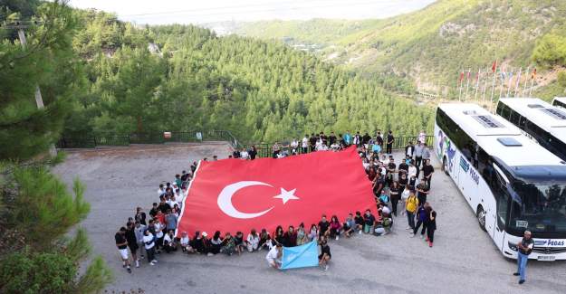 ALKÜ’de Cumhuriyet Coşkusu Zirve Yaptı: Yürüyüş ve Yamaç Paraşütü