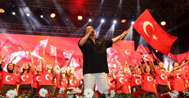 Alanya'da Cumhuriyet'in 102. Yılı Coşkusu Zirveye Çıktı: Fener Alayı ve Norm Ender Konseri