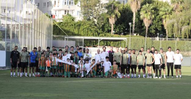 İstanbul Alanyasporlu Minikler Seremonide Takımıyla Sahadaydı