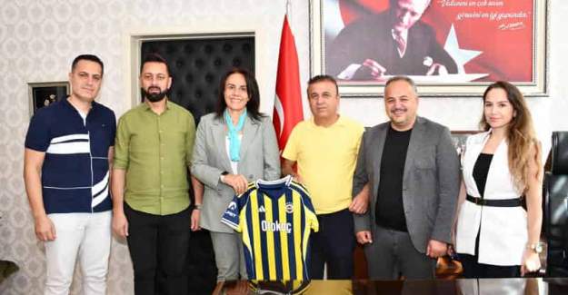 Fenerbahçelilerden Başhekim Yılmaz’a Özel Forma Hediyesi
