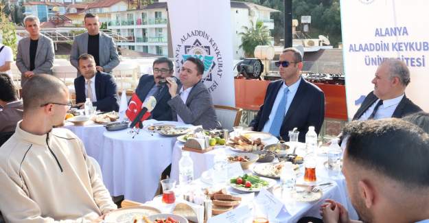 Rektör Türkdoğan Öğrencilerle Kahvaltıda Buluştu