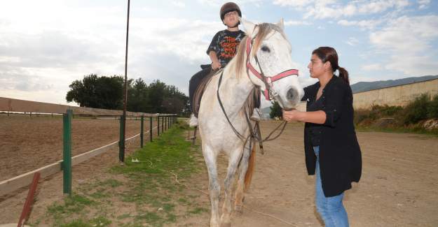Alanya Belediyesi’nden Engelli Bireylere Binicilik Eğitimi