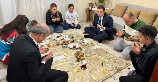 Kaymakam Öztürk İftarda Akınalp Ailesine Misafir Oldu
