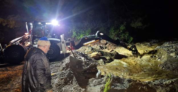 Alanya'da Gece Mesaisi:Belediyeden Yağış Müdahalesi