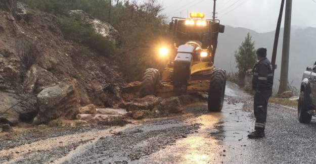 Büyükşehir’den Yağış Mesaisi: Alanya’da Yollar Açıldı