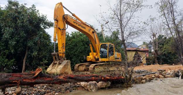 Başkan Özçelik'ten Hasar Seferberliği:Belediye Ekipleri Sahada Teyakkuzda