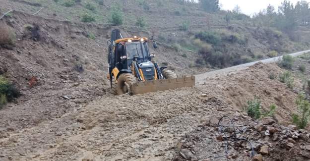 Antalya Büyükşehir Belediyesi ekipleri yağışın izlerini siliyor