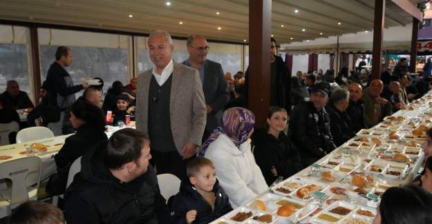 Başkan Özçelik İlk İftarı Vatandaşlarla Birlikte Yaptı