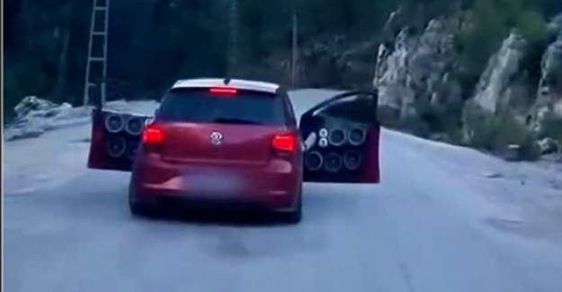 Trafikte Tehlikeli Şova Geçit Yok