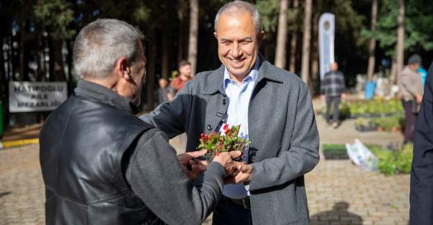 Mezarlıklara 67 Bin Çiçek