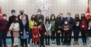 Bakan Özer,"Birlikten Sevgi Doğar" Temalı Resim Sergisinin Açılışına Katıldı