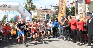 Kaymakam Ürkmezer 22. Alanya Atatürk Halk Koşusu ve Yarı Maratonu Yarışları Programına Katıldı