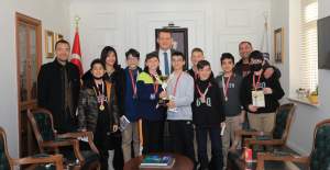 Halk Oyunları Bölge Şampiyonu Öğrencileri Kaymakam Ürkmezer'i Ziyaret Etti