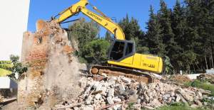 Uyuşturucu İle Mücadele Kapsamında Dinek Mahallesi’ndeki Metruk Bina Yıkıldı