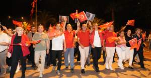 Alanya'da Cumhuriyet'in 102. Yılı Coşkusu Zirveye Çıktı: Fener Alayı ve Norm Ender Konseri