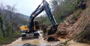 Antalya Büyükşehir Belediyesi ekipleri yağışın izlerini siliyor