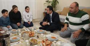 Kaymakam Öztürk İftarda Akınalp Ailesine Misafir Oldu