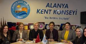 Özcan’dan Kadınlara Güçbirliği : 8 Mart Hazırlıkları Başladı